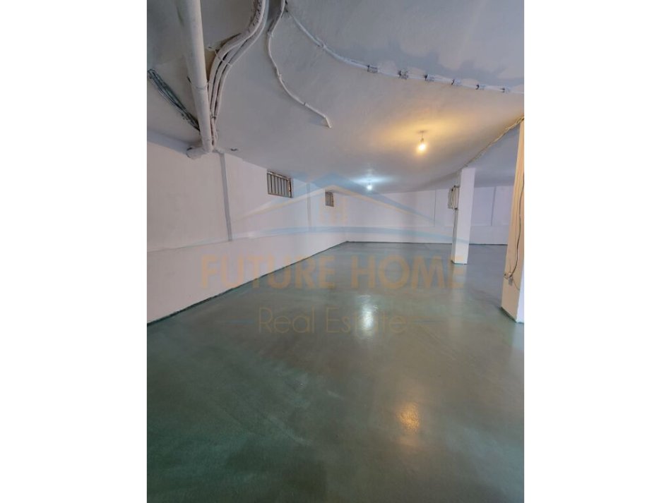 Tirane, jepet me qera ambjent biznesi Kati 0, 122 m² 500 € (Porcelan)