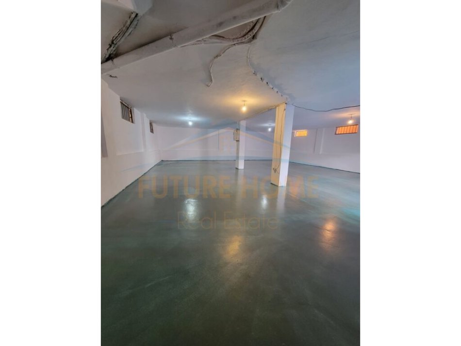 Tirane, jepet me qera ambjent biznesi Kati 0, 122 m² 500 € (Porcelan)