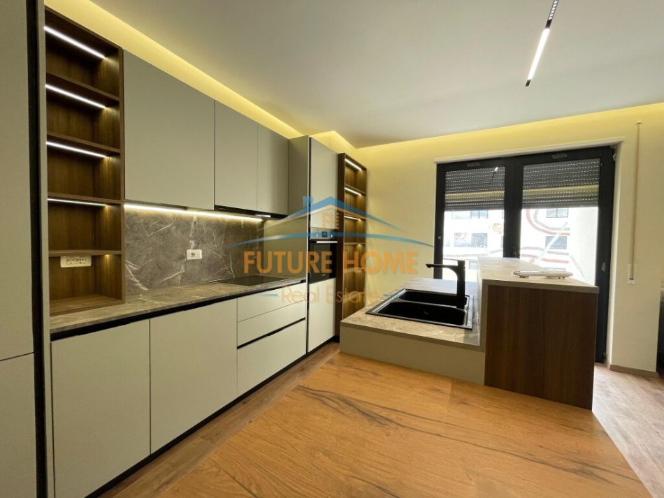Tirane, shitet apartament 3+1+Ballkon Kati 2, 153 m² 300.000 € (Kodra e Diellit)