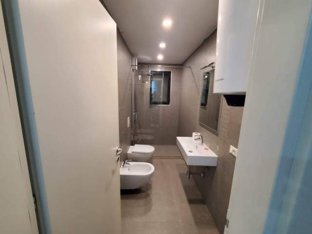 Tirane, jepet me qera apartament 2+1+Ballkon Kati 9, 110 m² 650 € (Rruga e Kavajes)