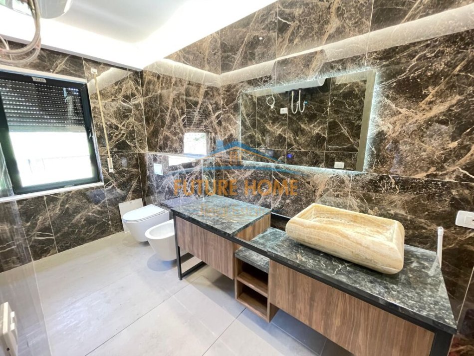 Tirane, shitet apartament 3+1+Ballkon Kati 2, 153 m² 300.000 € (Kodra e Diellit)