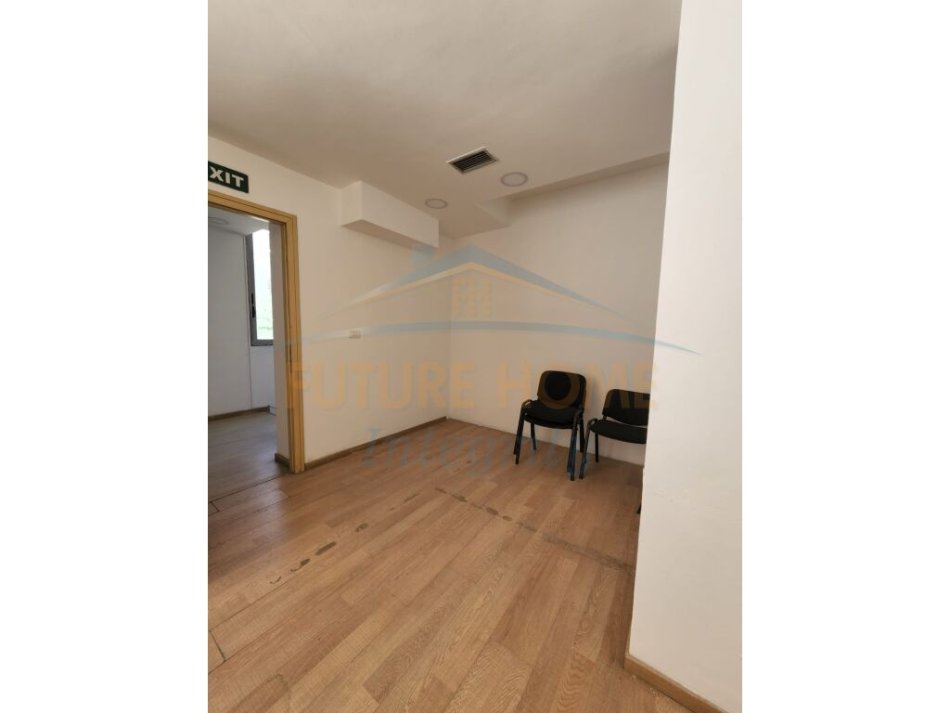 Tirane, shitet ambjent biznesi Kati 1, 860 m² 3.000.000 € (Rruga Petro Nini Luarasi)