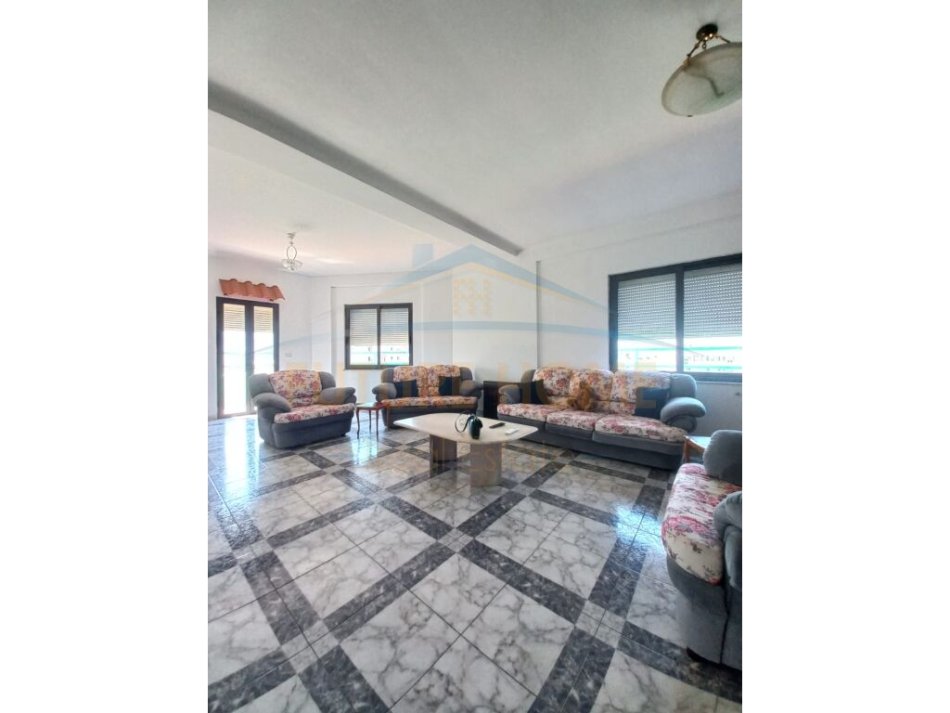 Tirane, jepet me qera apartament 2+1+Ballkon Kati 10, 163 m² 700 € (Stadiumi Dinamo)
