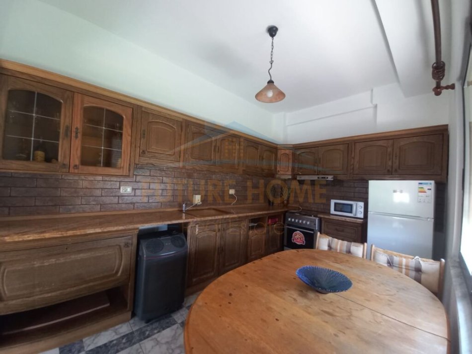Tirane, jepet me qera apartament 2+1+Ballkon Kati 10, 163 m² 700 € (Stadiumi Dinamo)