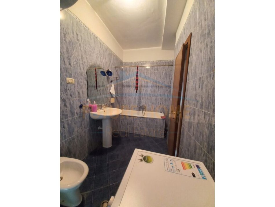 Tirane, jepet me qera apartament 2+1+Ballkon Kati 10, 163 m² 700 € (Stadiumi Dinamo)