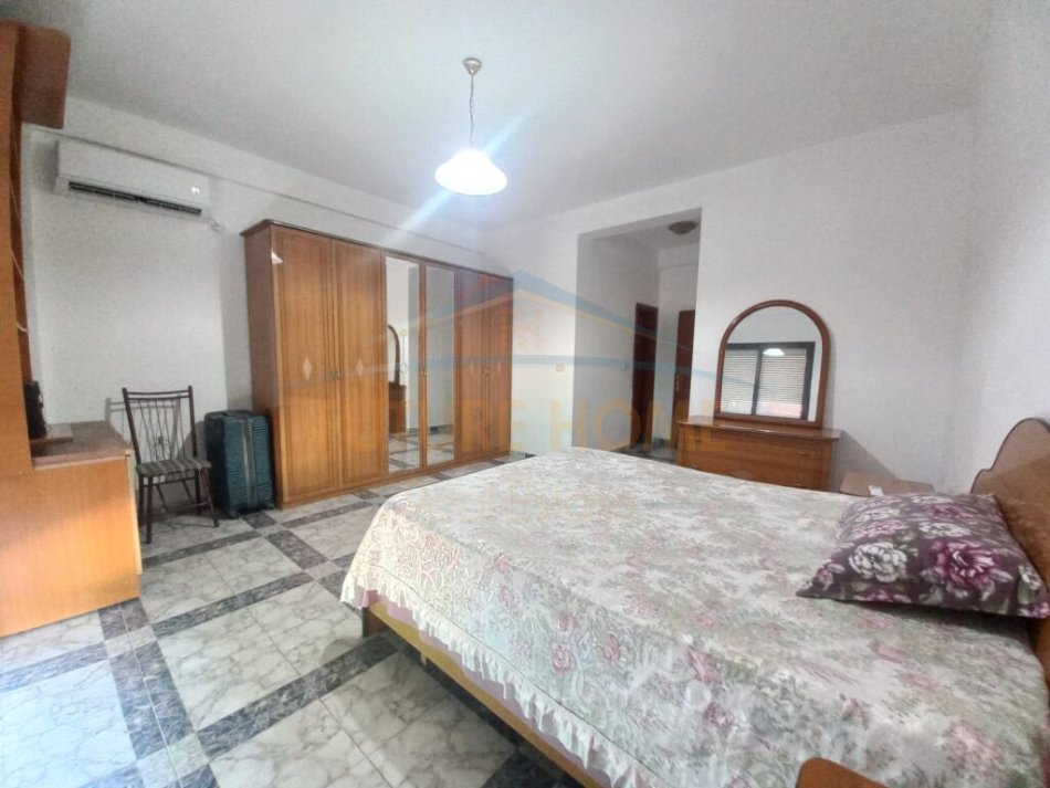 Tirane, jepet me qera apartament 2+1+Ballkon Kati 10, 163 m² 700 € (Stadiumi Dinamo)