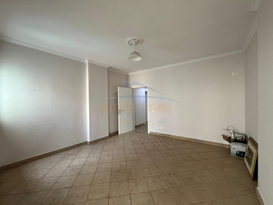 Tirane, shes apartament 3+1+Aneks+Ballkon Kati 8, 125 m² 220.000 € (KOMUNA PARISIT)