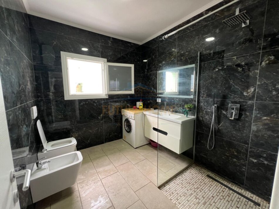Tirane, shes apartament 3+1+Aneks+Ballkon Kati 8, 125 m² 220.000 € (KOMUNA PARISIT)