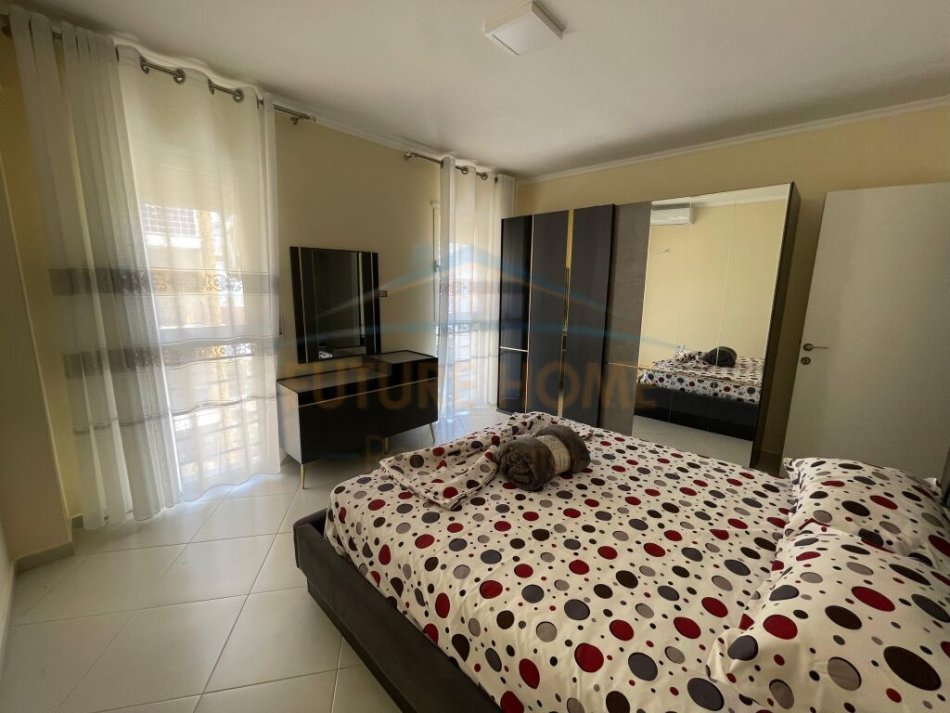 Tirane, jepet me qera apartament 2+1+Ballkon Kati 5, 95 m² 750 € (Stacioni i Trenit)