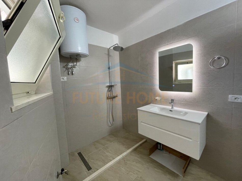Tirane, jepet me qera 2+1+Ballkon Kati 5, 96 m² 750 € (Stacioni i trenit)