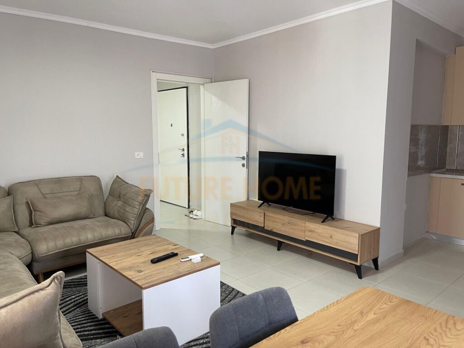 Tirane, jepet me qera 2+1+Ballkon Kati 5, 96 m² 750 € (Stacioni i trenit)