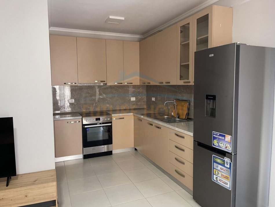 Tirane, jepet me qera 2+1+Ballkon Kati 5, 96 m² 750 € (Stacioni i trenit)