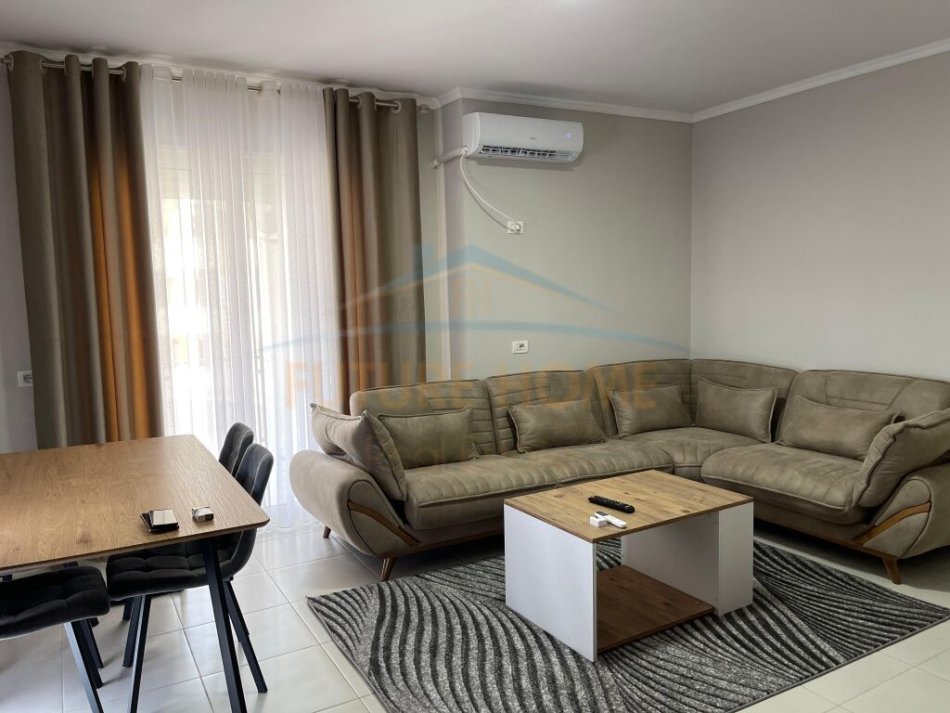 Tirane, jepet me qera 2+1+Ballkon Kati 5, 96 m² 750 € (Stacioni i trenit)