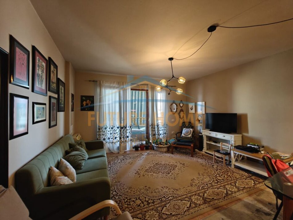 Tirane, jepet me qera apartament 2+1+Ballkon Kati 5, 106 m² 1.000 € (Rruga e Kavajes)