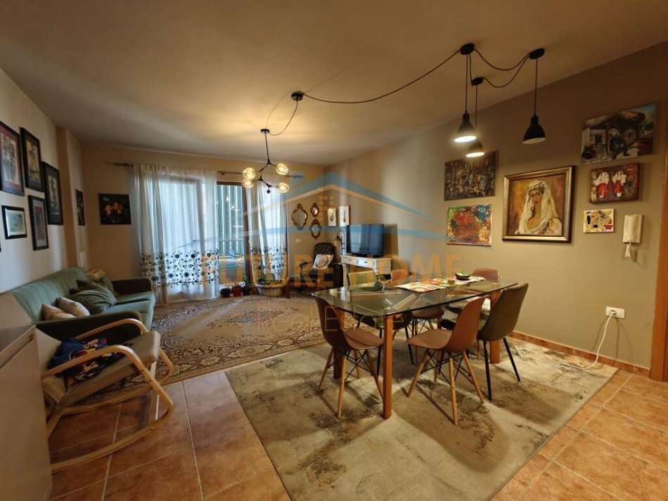 Tirane, jepet me qera apartament 2+1+Ballkon Kati 5, 106 m² 1.000 € (Rruga e Kavajes)