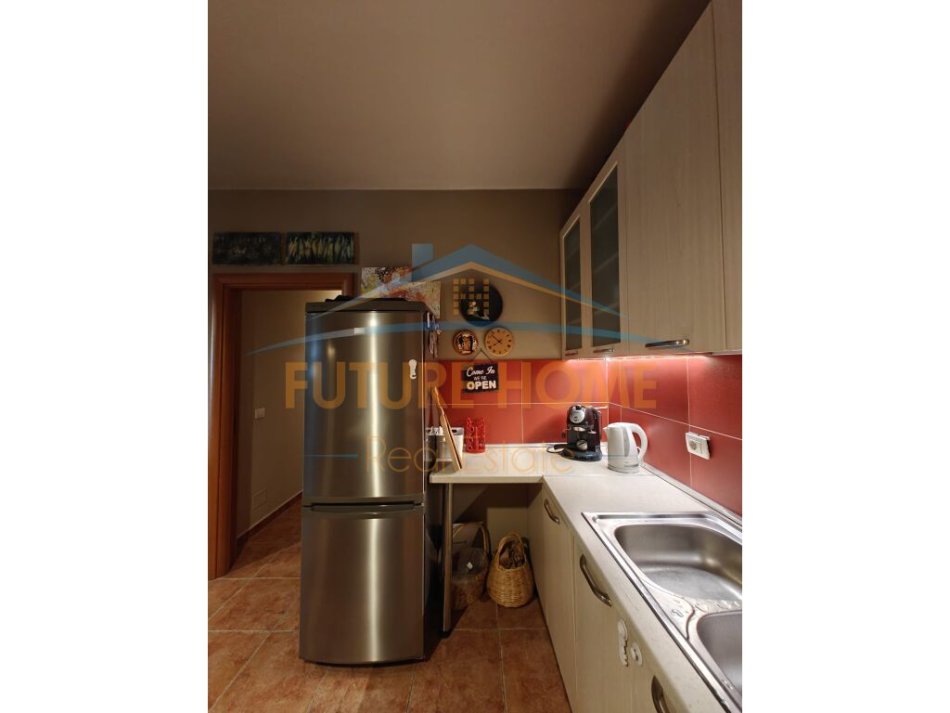 Tirane, jepet me qera apartament 2+1+Ballkon Kati 5, 1.000 € (Rruga e Kavajes)