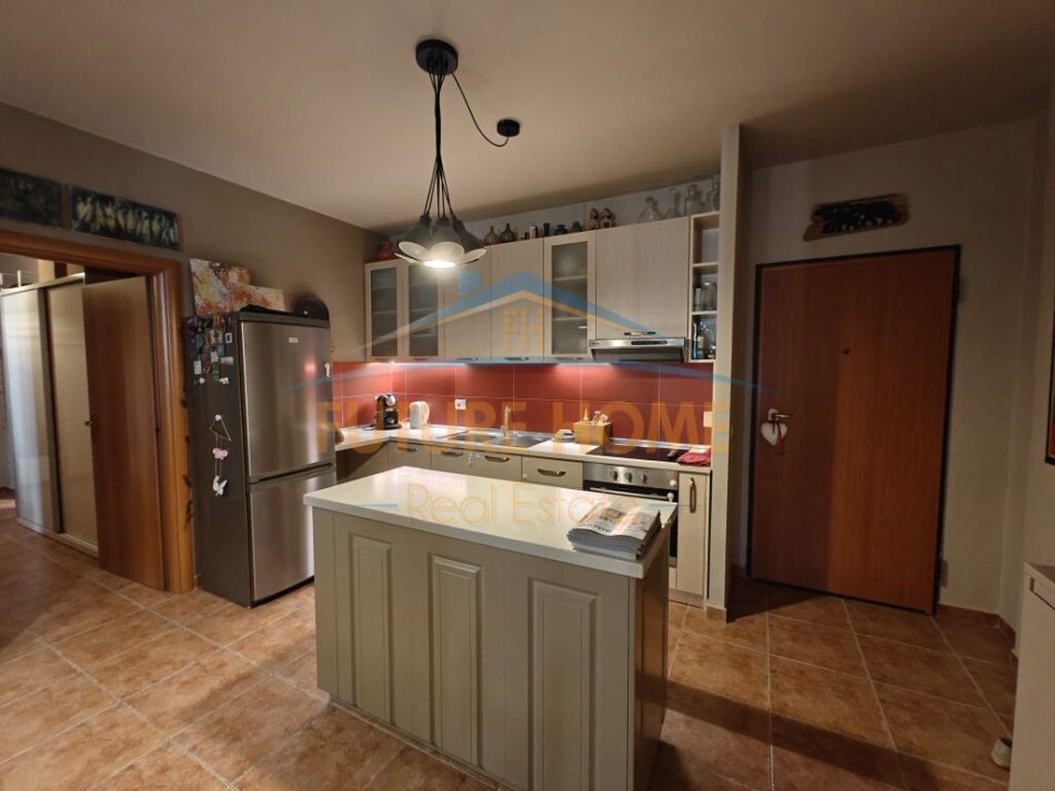 Tirane, jepet me qera apartament 2+1+Ballkon Kati 5, 1.000 € (Rruga e Kavajes)