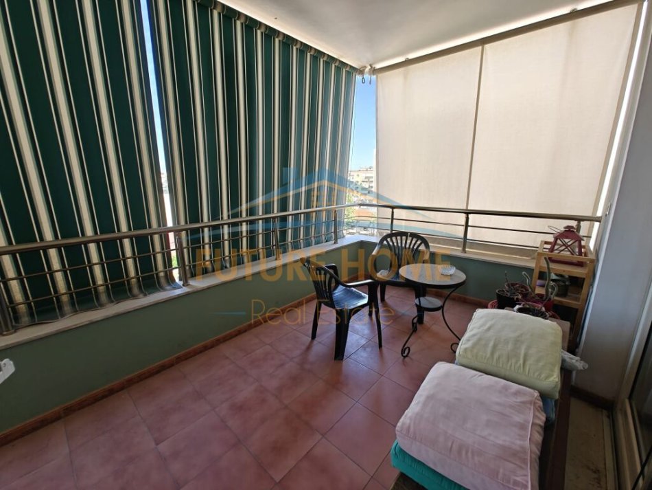 Tirane, jepet me qera apartament 2+1+Ballkon Kati 5, 106 m² 1.000 € (Rruga e Kavajes)