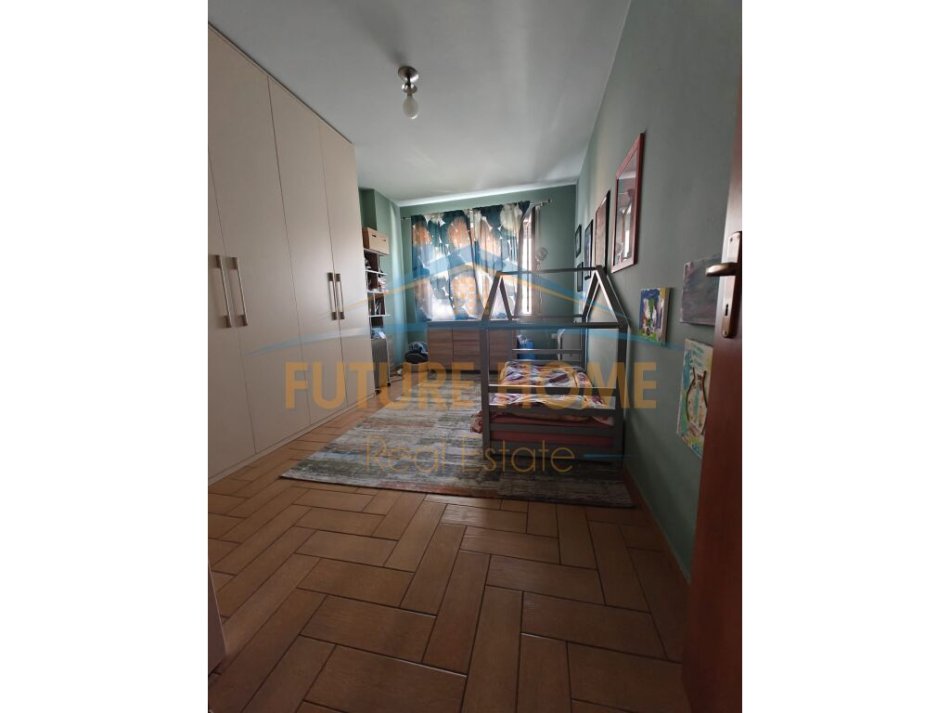 Tirane, jepet me qera apartament 2+1+Ballkon Kati 5, 106 m² 1.000 € (Rruga e Kavajes)