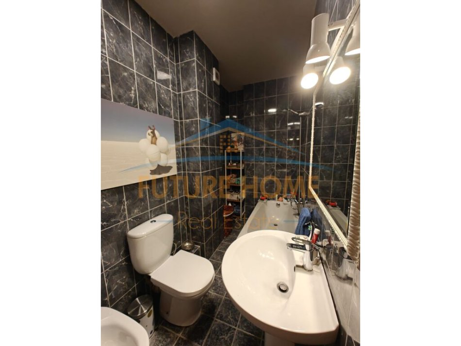 Tirane, jepet me qera apartament 2+1+Ballkon Kati 5, 106 m² 1.000 € (Rruga e Kavajes)