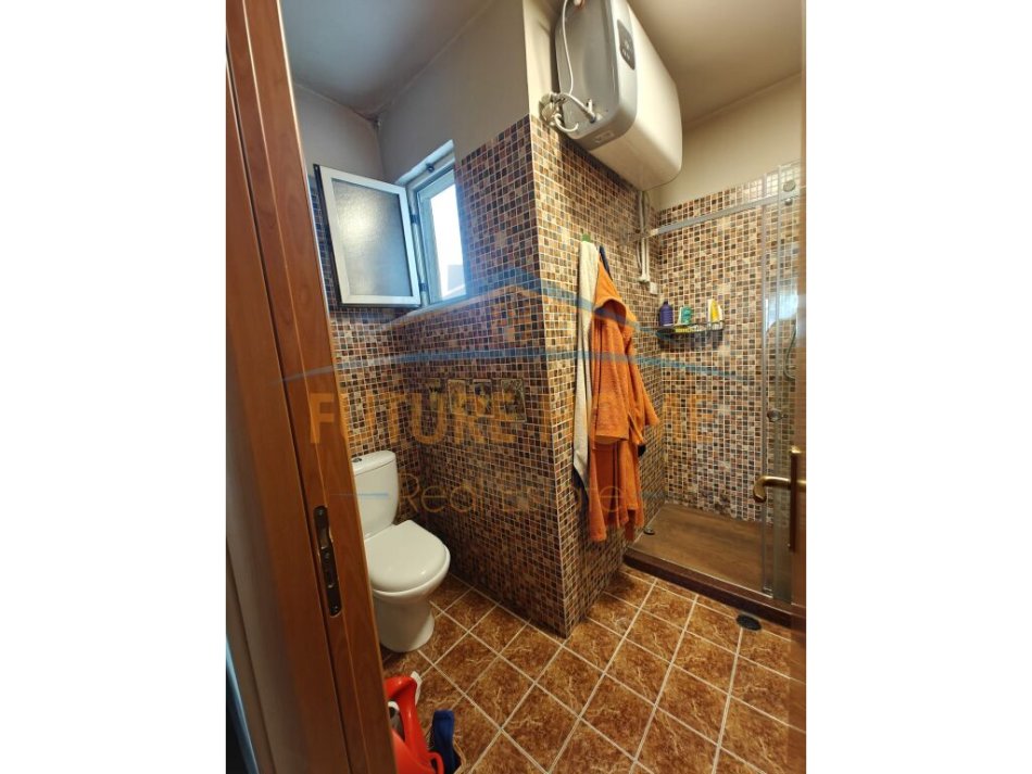 Tirane, jepet me qera apartament 2+1+Ballkon Kati 5, 106 m² 1.000 € (Rruga e Kavajes)