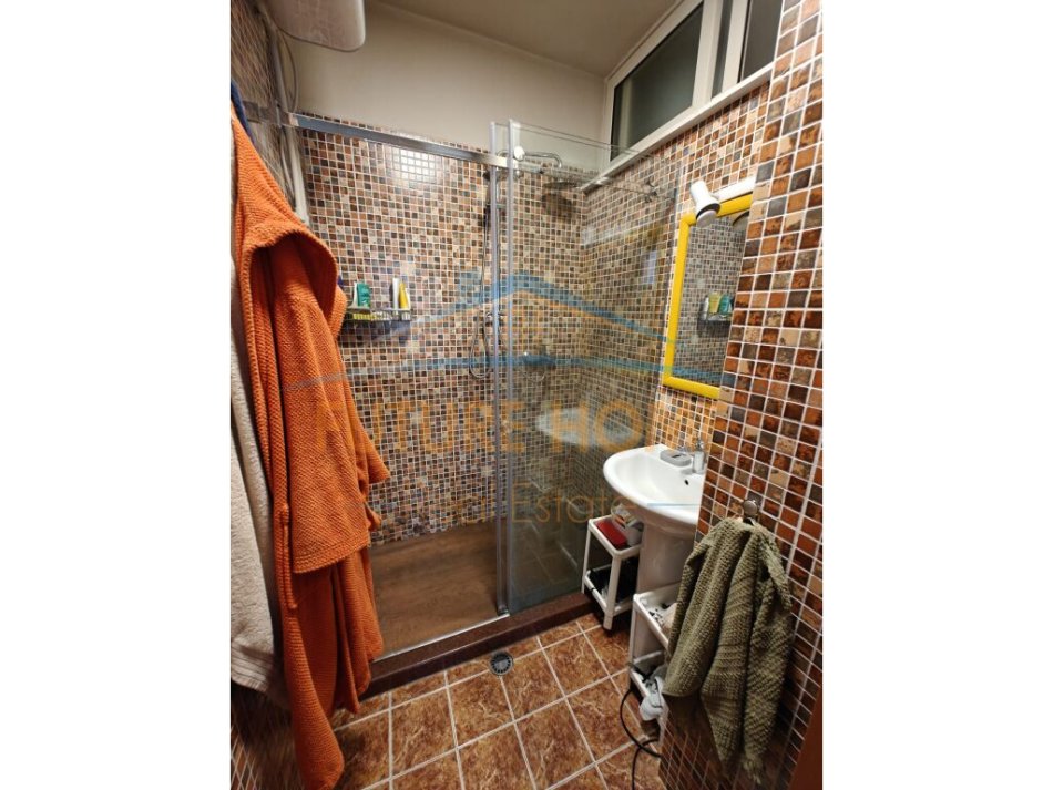 Tirane, jepet me qera apartament 2+1+Ballkon Kati 5, 1.000 € (Rruga e Kavajes)