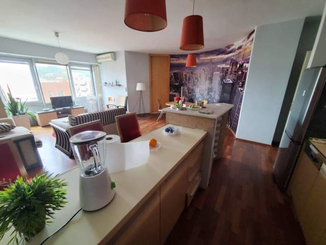Tirane, jepet me qera apartament 2+1+Ballkon Kati 9, 110 m² 650 € (Rruga e Kavajes)