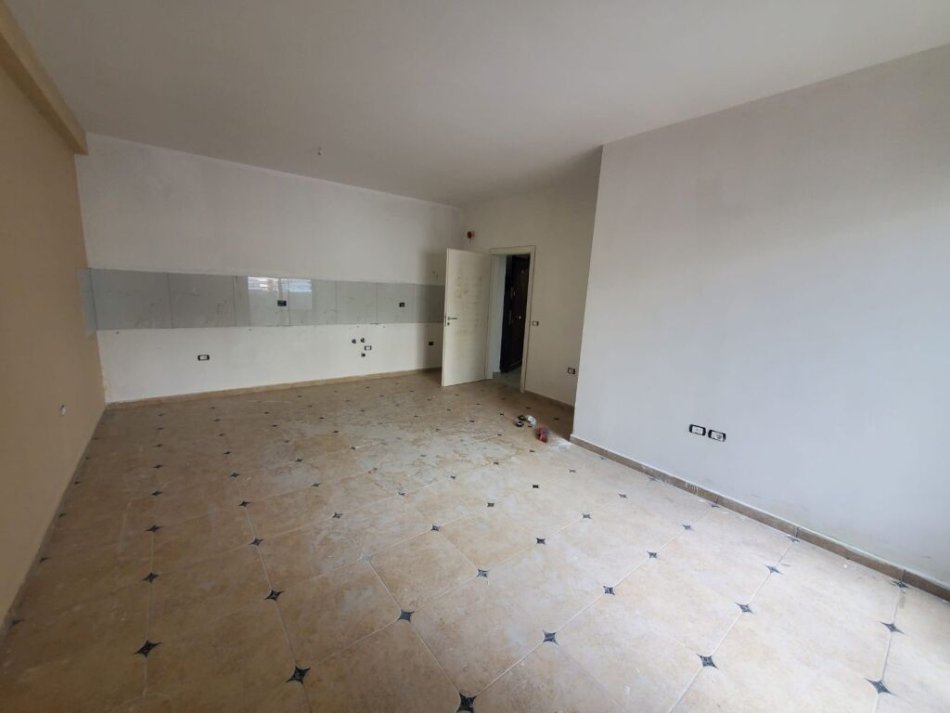 Tirane, shitet apartament 1+1 Kati 0, 65 m² 65.000 € (Shkoze)