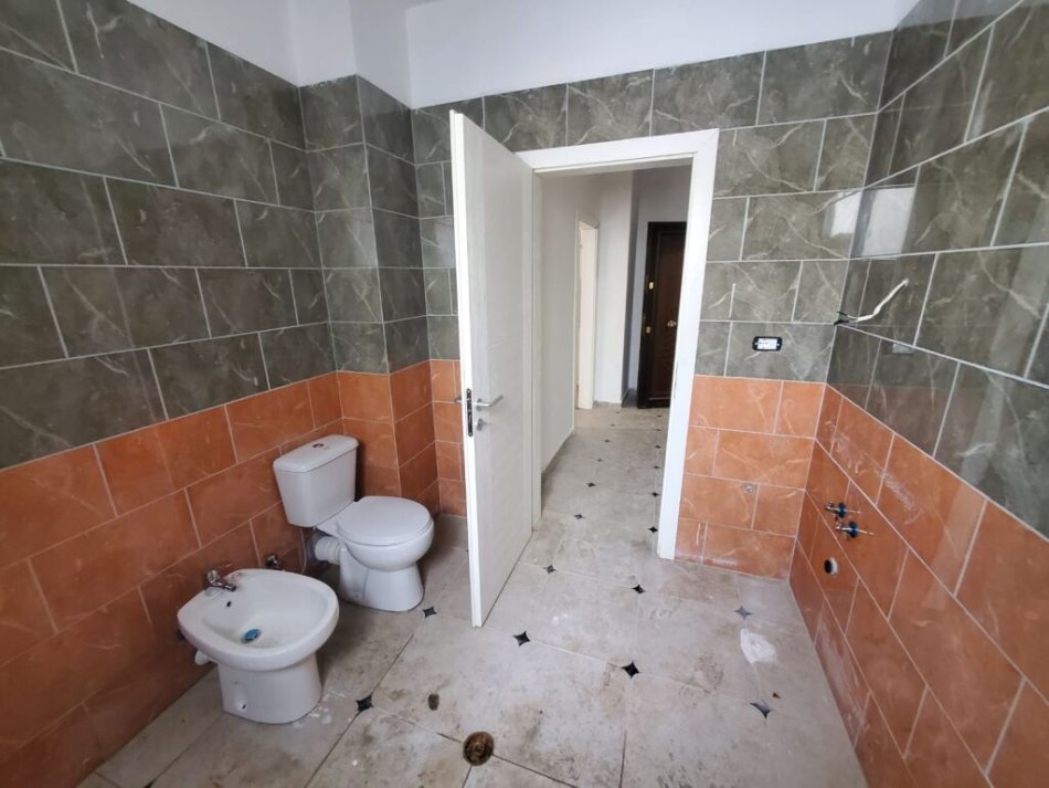 Tirane, shitet apartament 1+1 Kati 0, 65 m² 65.000 € (Shkoze)