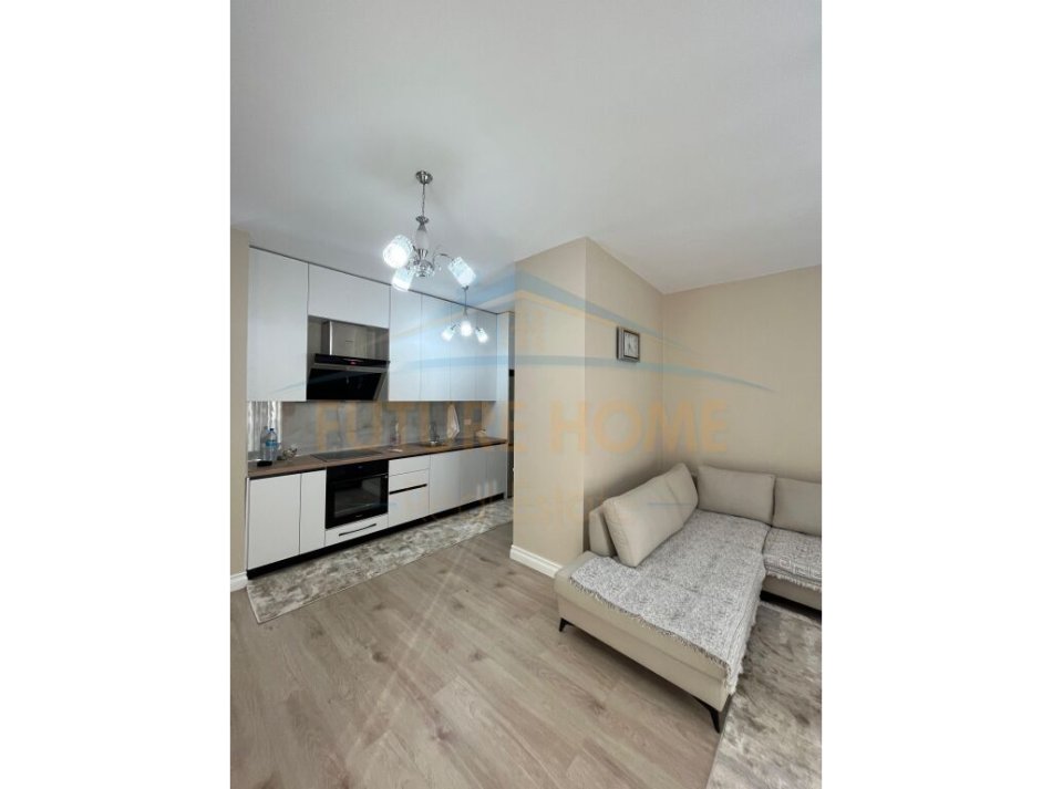 Tirane, jepet me qera apartament 1+1+Ballkon Kati 6, 86 m² 700 € (Kinostudio)