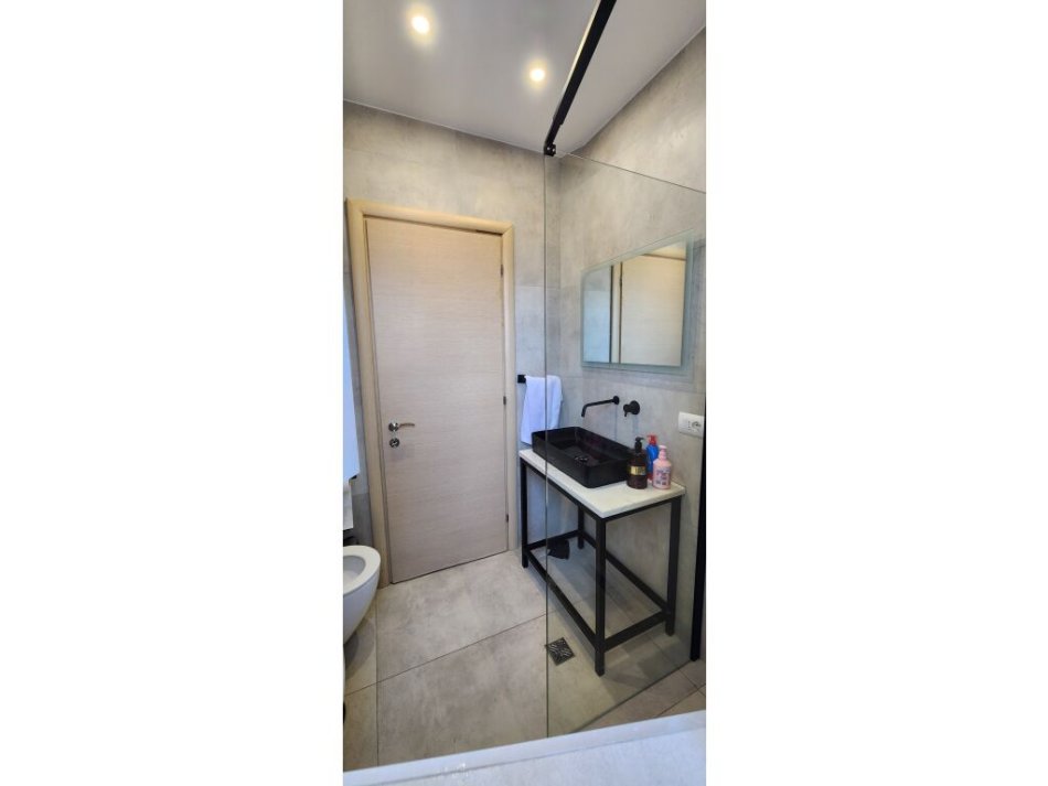 Tirane, jepet me qera apartament 2+1+Ballkon Kati 12, 110 m² 650 € (ISH PARKU)