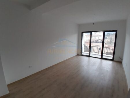 Tirane, jepet me qera apartament 3+1 Kati 8, 133 m² 600 € (Kompleksi Arlis, Farmacia 10, Rruga e Dibres, Tirane, AREA42742)