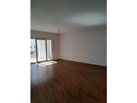 Tirane, jepet me qera apartament 2+1 Kati 9, 83 m² 450 € (Kompleksi Arlis, Farmacia 10, Rruga e Dibres, Tirane, AREA42743)