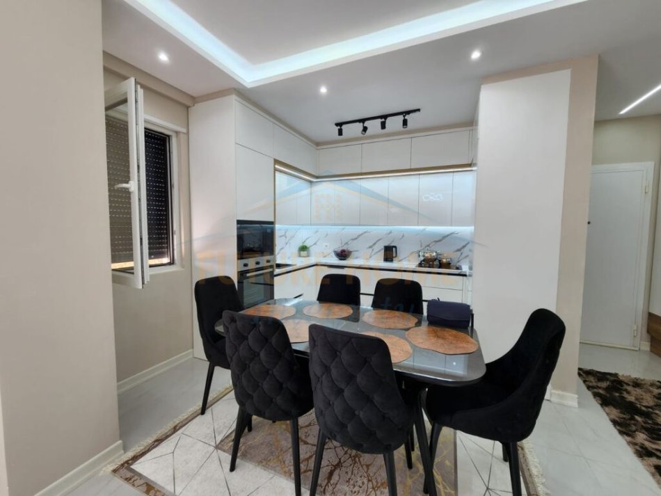 Tirane, shitet apartament 2+1+Ballkon Kati 8, 104 m² 235.000 € (Ali Demi)