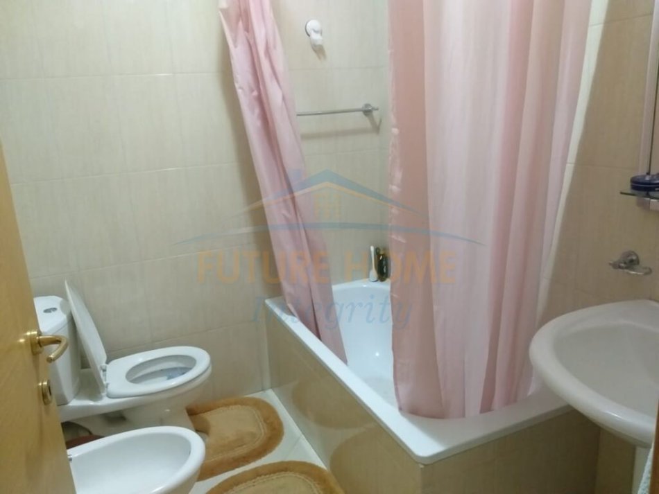 Tirane, jepet me qera apartament 2+1+Ballkon Kati 8, 112 m² 850 € (Rruga e Elbasanit)
