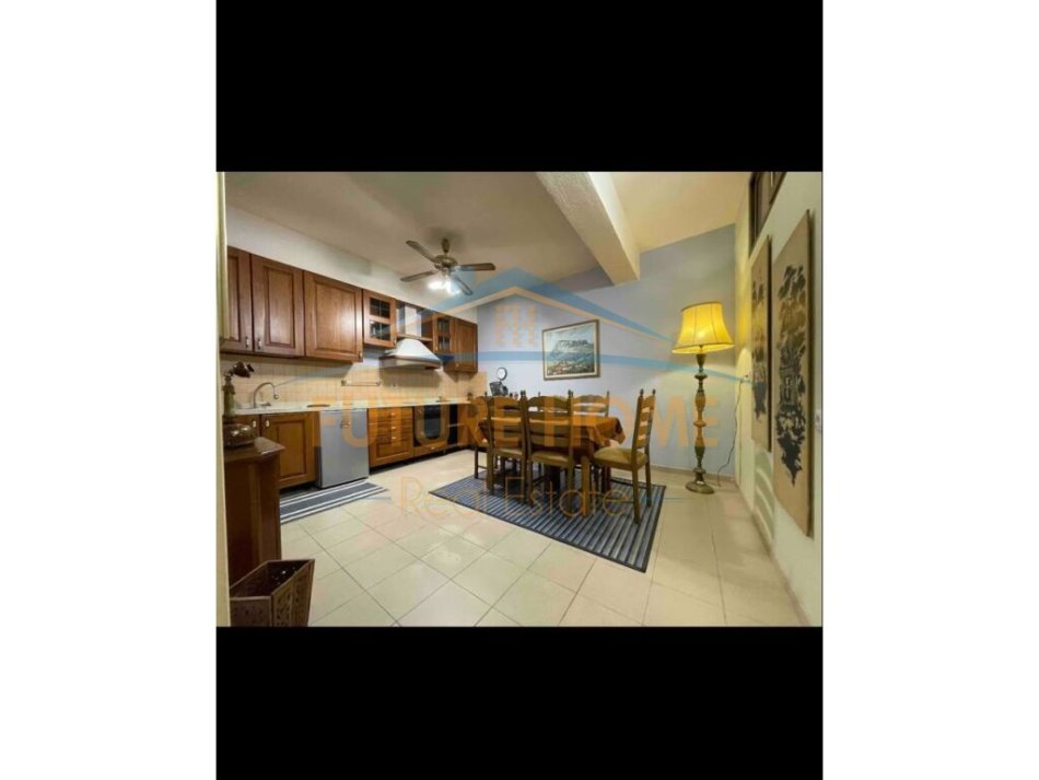 Tirane, jepet me qera apartament 1+1+Ballkon Kati 3, 89 m² 700 € (BULEVARDI ZOGU I)