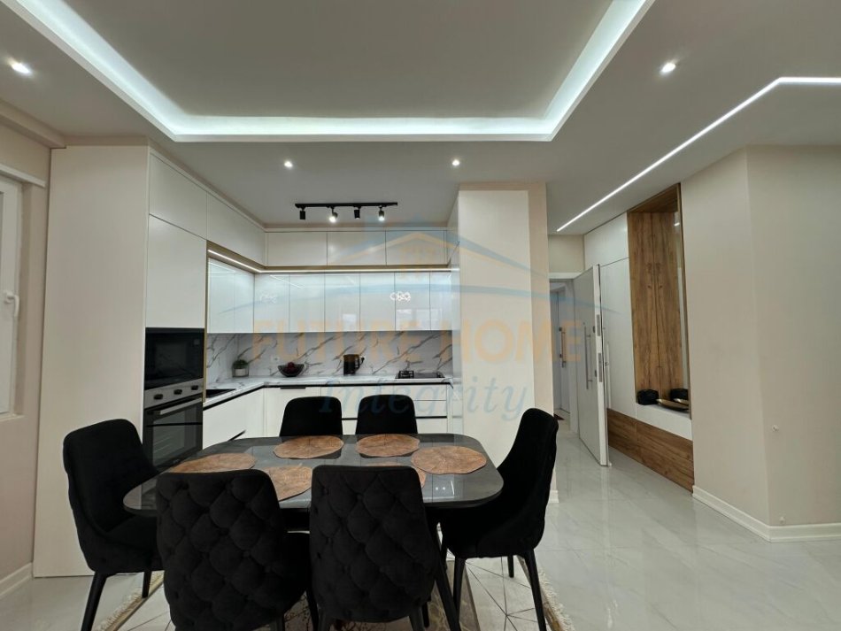 Tirane, shitet apartament 2+1+Ballkon Kati 8, 105 m² 235.000 € (Ali Demi)