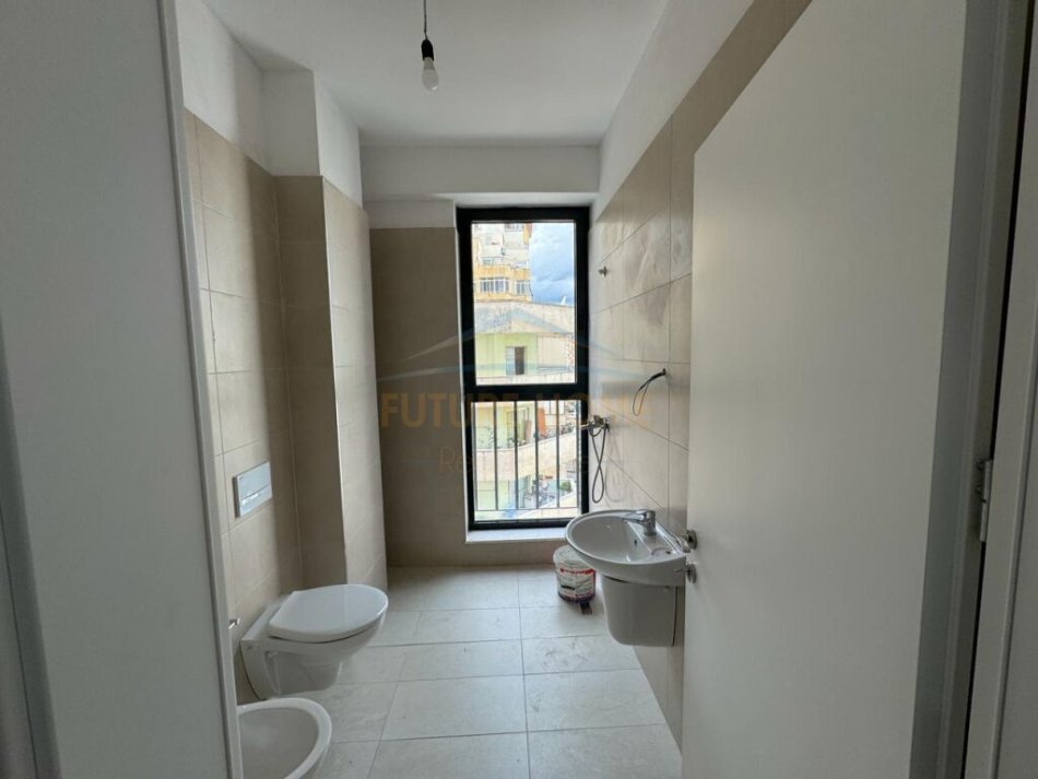 Tirane, jepet me qera zyre Kati 5, 100 m² 800 € (Parku Olimpik)