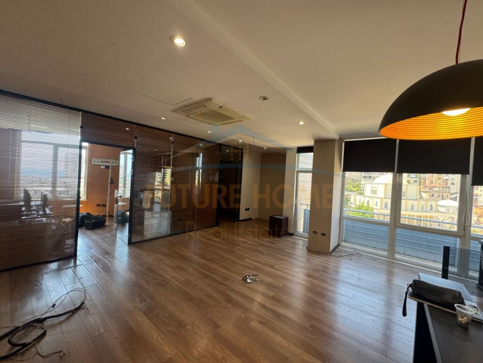 Durres, jepet me qera ambjent biznesi Kati 6, 87 m² 700 € (Vollga)