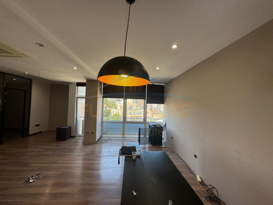 Durres, jepet me qera ambjent biznesi Kati 6, 87 m² 700 € (Vollga)