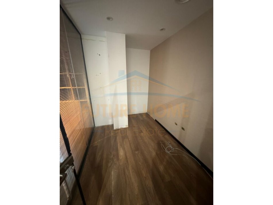 Durres, jepet me qera ambjent biznesi Kati 6, 87 m² 700 € (Vollga)