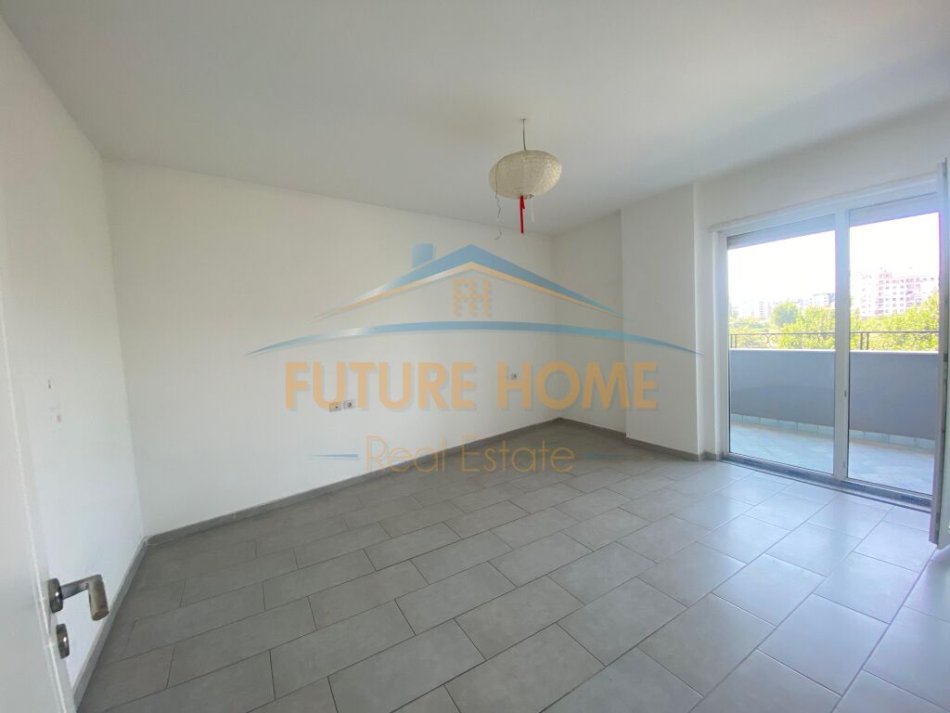 Tirane, jepet me qera apartament 3+1+Ballkon Kati 4, 137 m² 550 € (YZBERISHT)