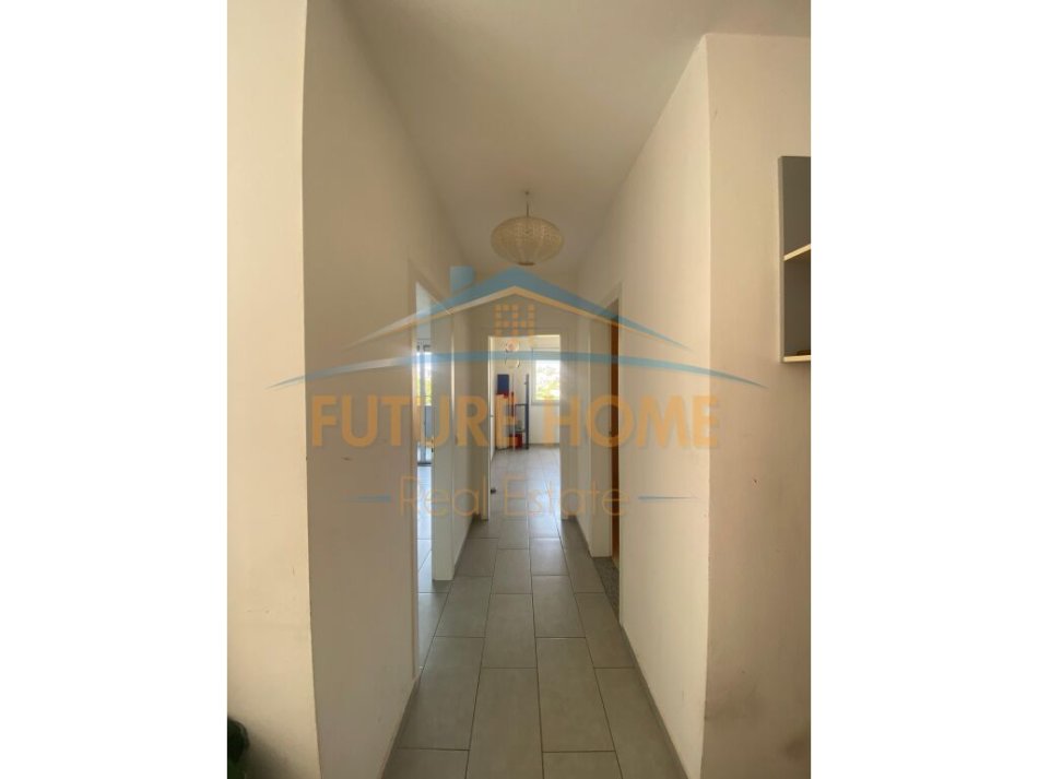 Tirane, jepet me qera apartament 3+1+Ballkon Kati 4, 137 m² 550 € (YZBERISHT)