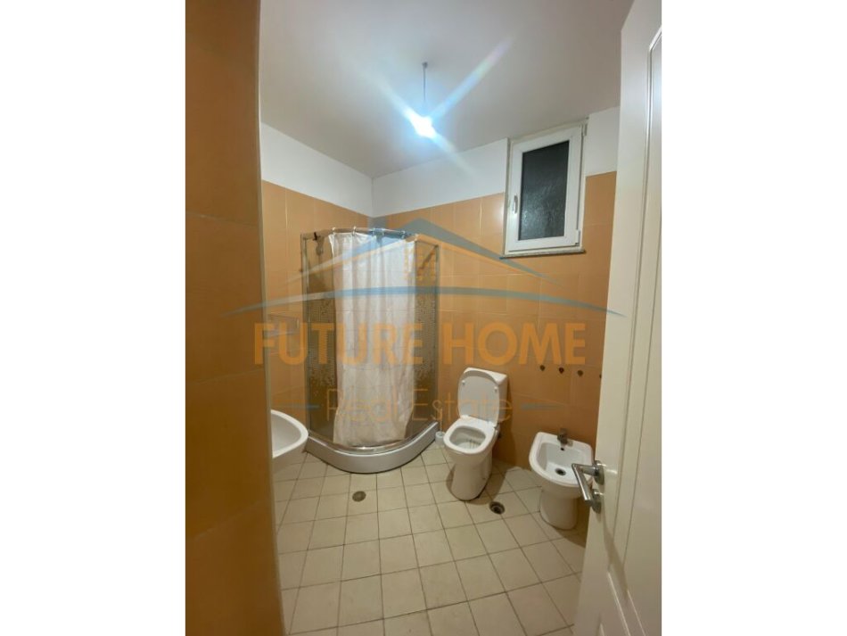 Tirane, jepet me qera apartament 3+1+Ballkon Kati 4, 137 m² 550 € (YZBERISHT)