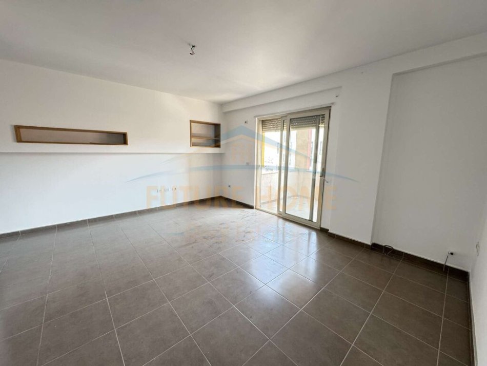 Tirane, shitet apartament 2+1 Kati 4, 101 m² 145.000 € (Unaza e Re)