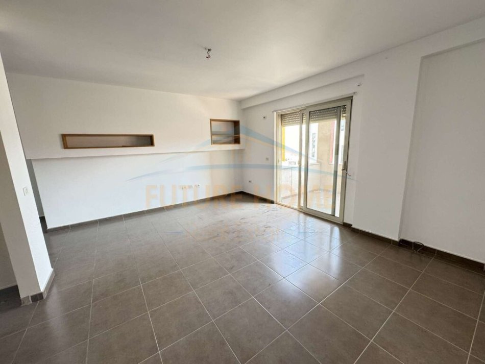 Tirane, shitet apartament 2+1+Ballkon Kati 4, 101 m² 145.000 € (Unaza e Re)