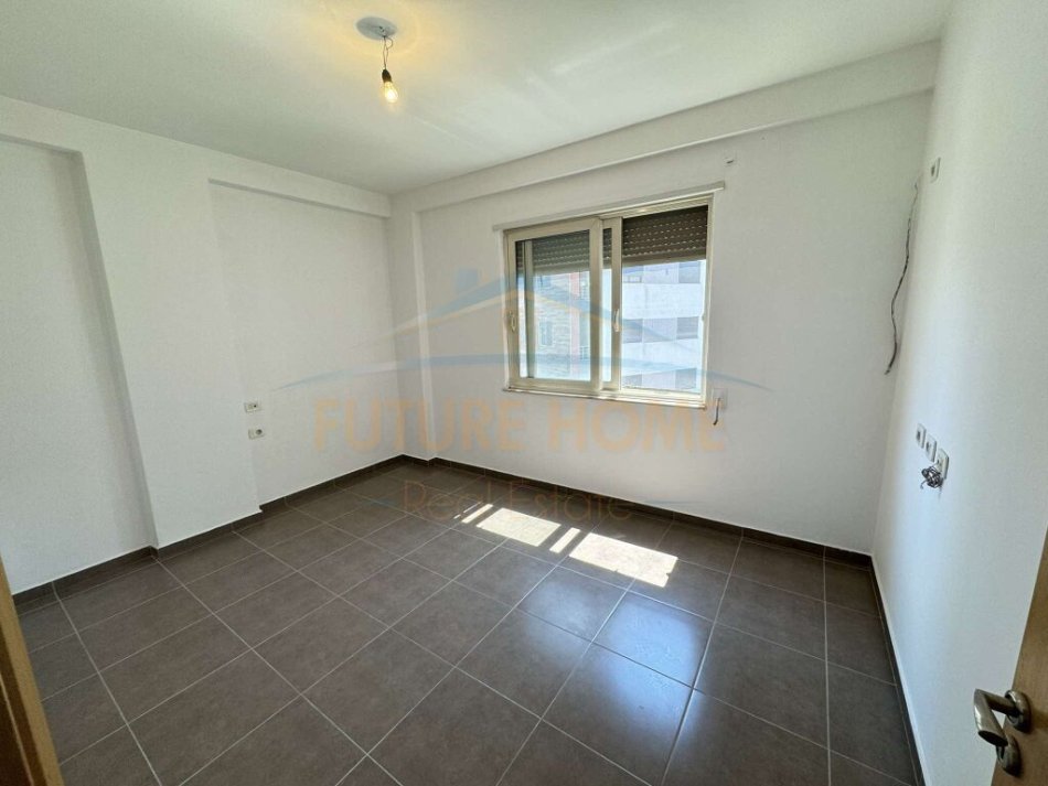 Tirane, shitet apartament 2+1+Ballkon Kati 4, 101 m² 145.000 € (Unaza e Re)