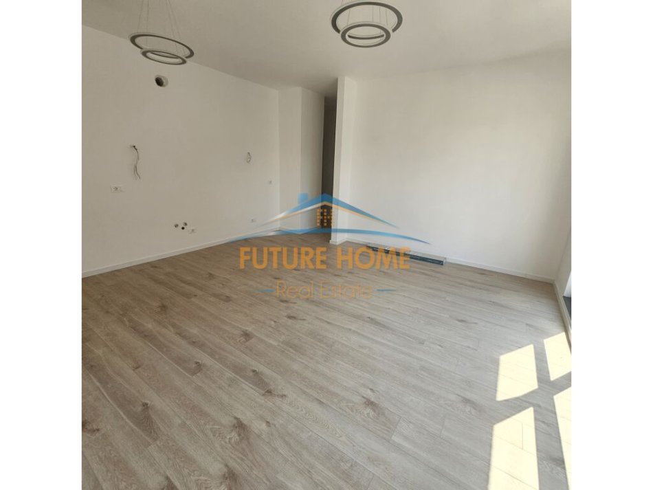 Tirane, jepet me qera zyre Kati 1, 64 m² 950 € (Myslym Shyri)