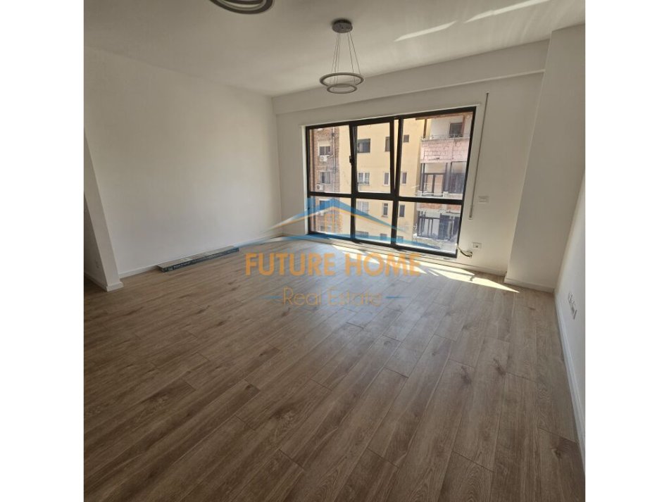 Tirane, jepet me qera zyre Kati 1, 64 m² 950 € (Myslym Shyri)