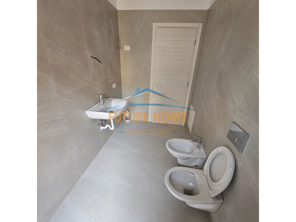 Tirane, jepet me qera zyre Kati 1, 64 m² 950 € (Myslym Shyri)